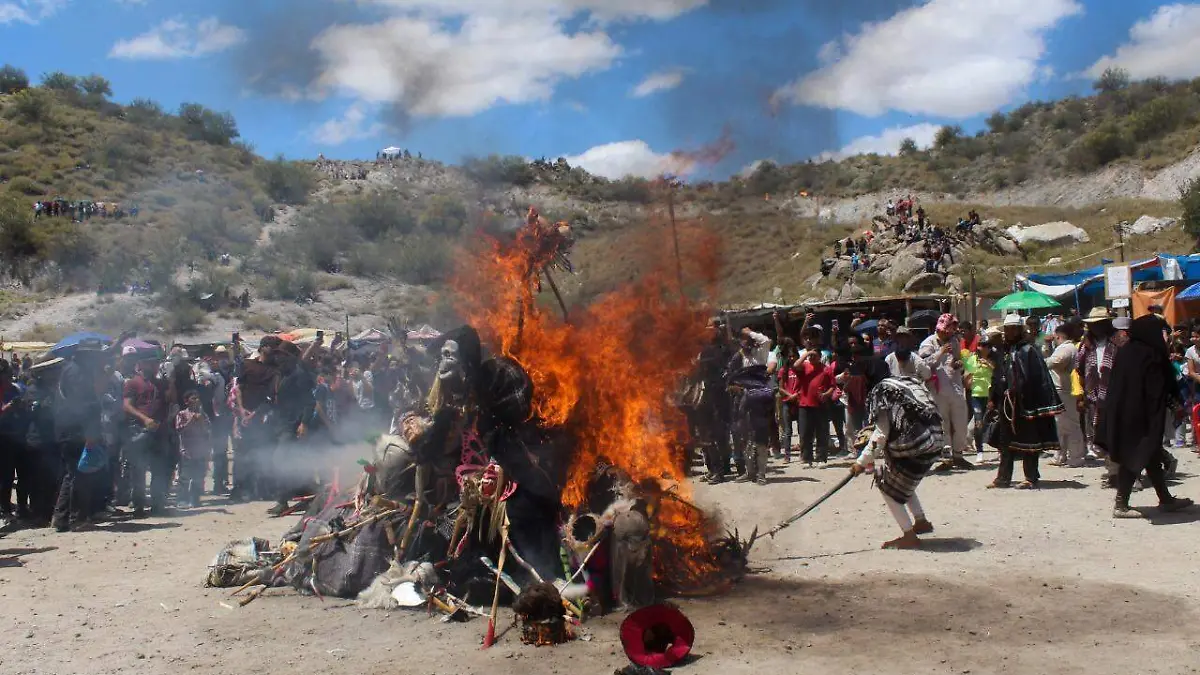 Fariseos quema de máscaras Sábado de Gloria (28)